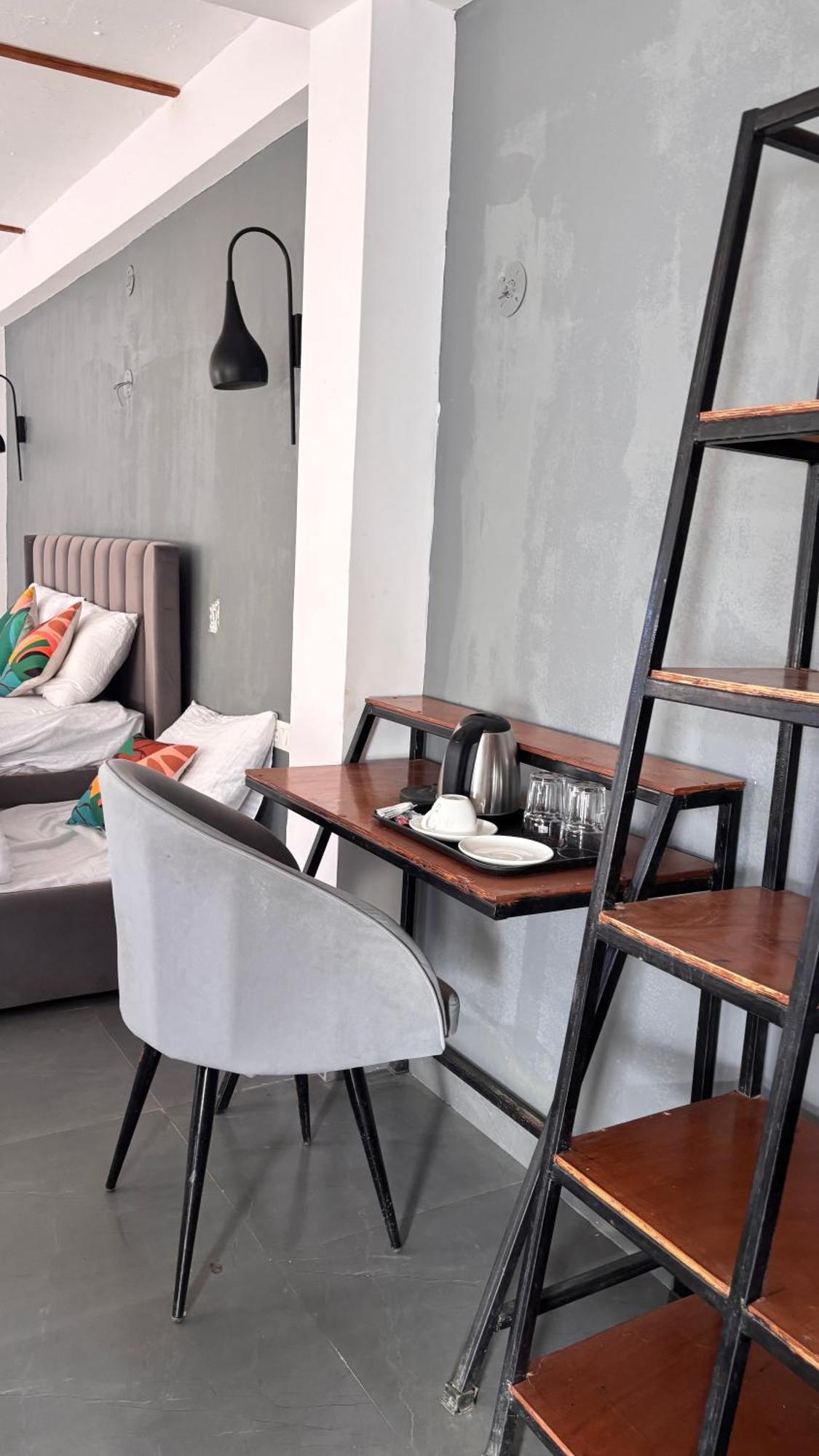 Peppy Nomads Luxuria Hotel Jibhi Exterior photo