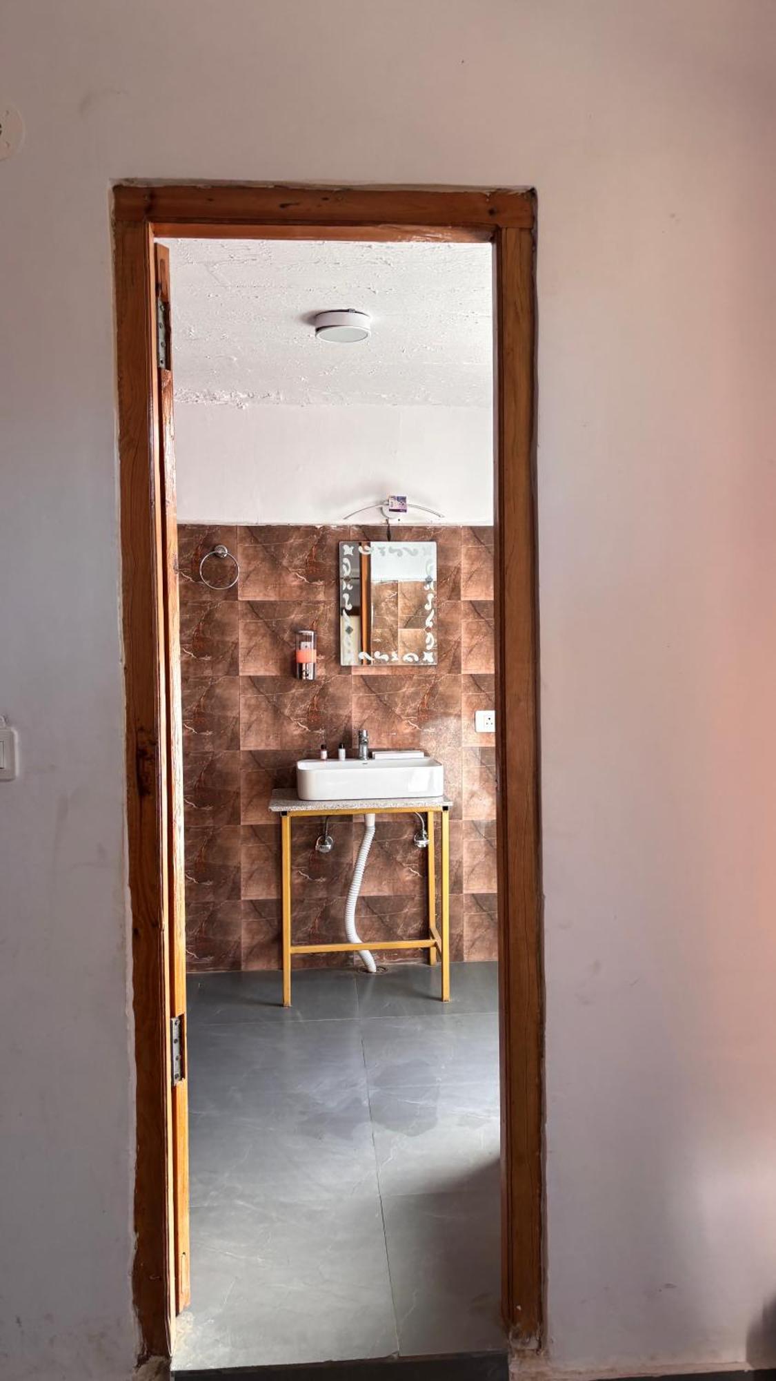 Peppy Nomads Luxuria Hotel Jibhi Exterior photo