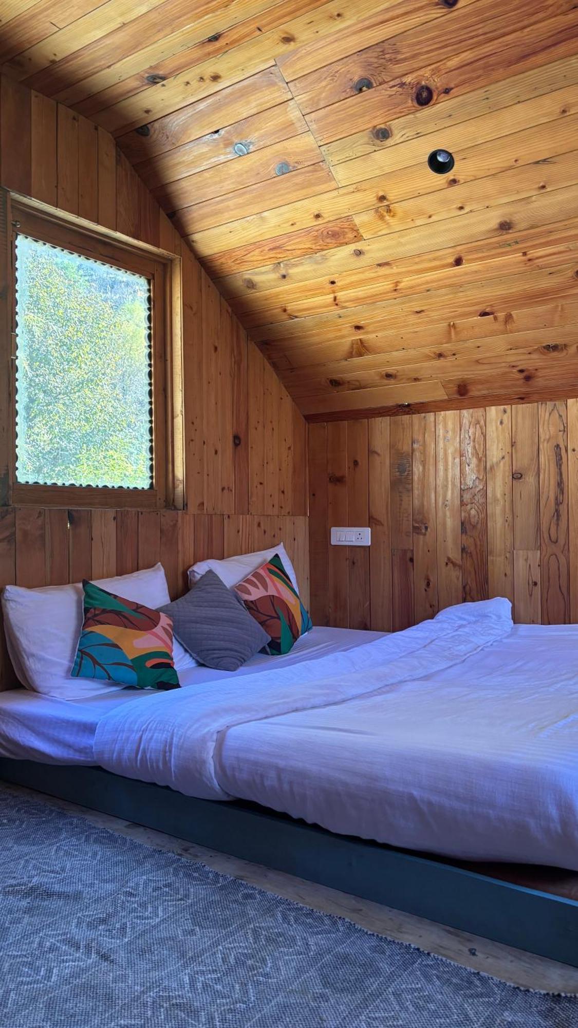 Peppy Nomads Luxuria Hotel Jibhi Exterior photo