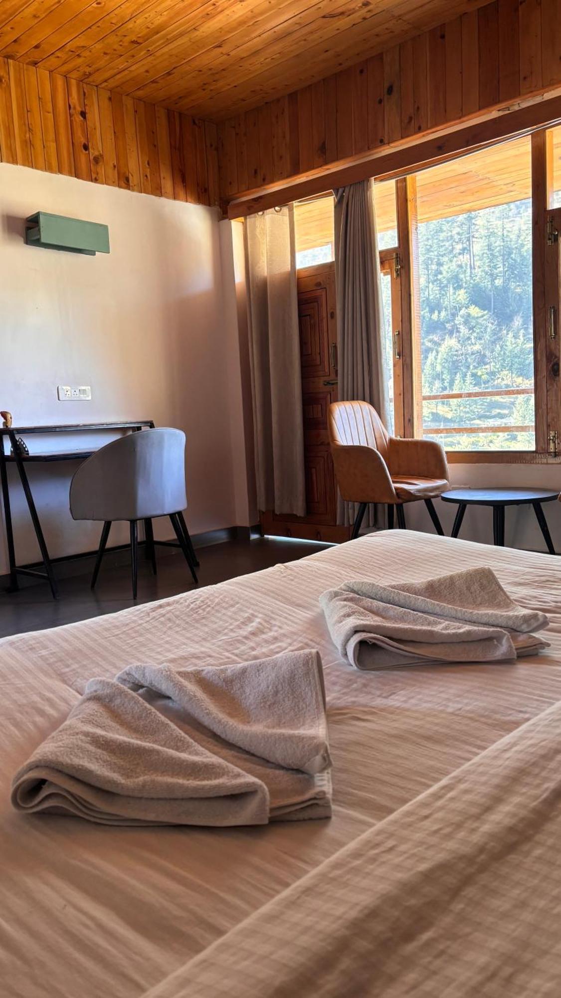 Peppy Nomads Luxuria Hotel Jibhi Exterior photo